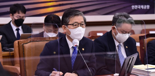 변창흠(사진) 국토부 장관이 22일 국회에서 열린 국토교통위원회 전체회의에서 답변하고 있다. <연합뉴스>